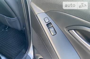 Позашляховик / Кросовер Hyundai ix35 2013 в 