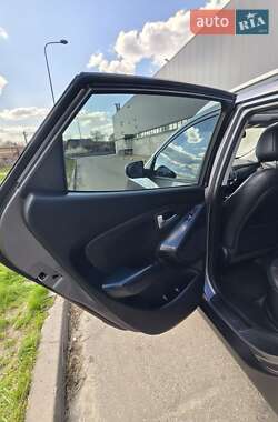 Внедорожник / Кроссовер Hyundai ix35 2011 в 