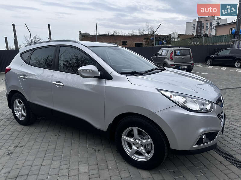 Внедорожник / Кроссовер Hyundai ix35 2011 в 