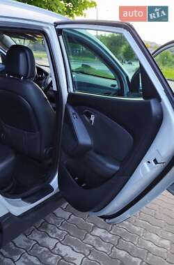 Внедорожник / Кроссовер Hyundai ix35 2010 в 