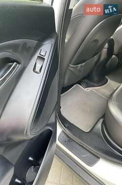 Внедорожник / Кроссовер Hyundai ix35 2011 в 