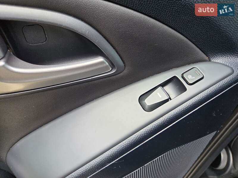 Внедорожник / Кроссовер Hyundai ix35 2012 в Харькове