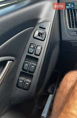Внедорожник / Кроссовер Hyundai ix35 2010 в 
