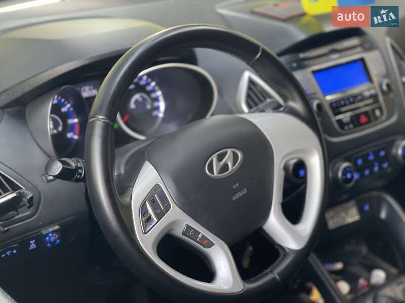 Позашляховик / Кросовер Hyundai ix35 2010 в Бурштині