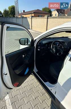 Внедорожник / Кроссовер Hyundai ix35 2011 в 