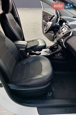 Внедорожник / Кроссовер Hyundai ix35 2012 в 