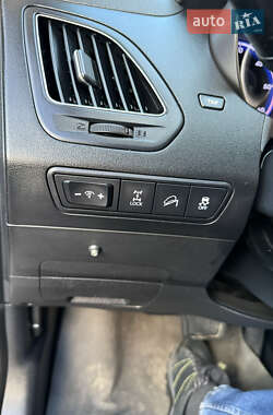 Внедорожник / Кроссовер Hyundai ix35 2012 в 
