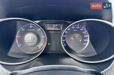 Внедорожник / Кроссовер Hyundai ix35 2010 в 