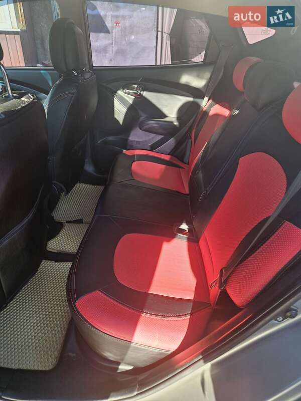 Внедорожник / Кроссовер Hyundai ix35 2010 в Очакове фото 3 Внедорожник / Кроссовер Hyundai ix35 2010 в Очакове