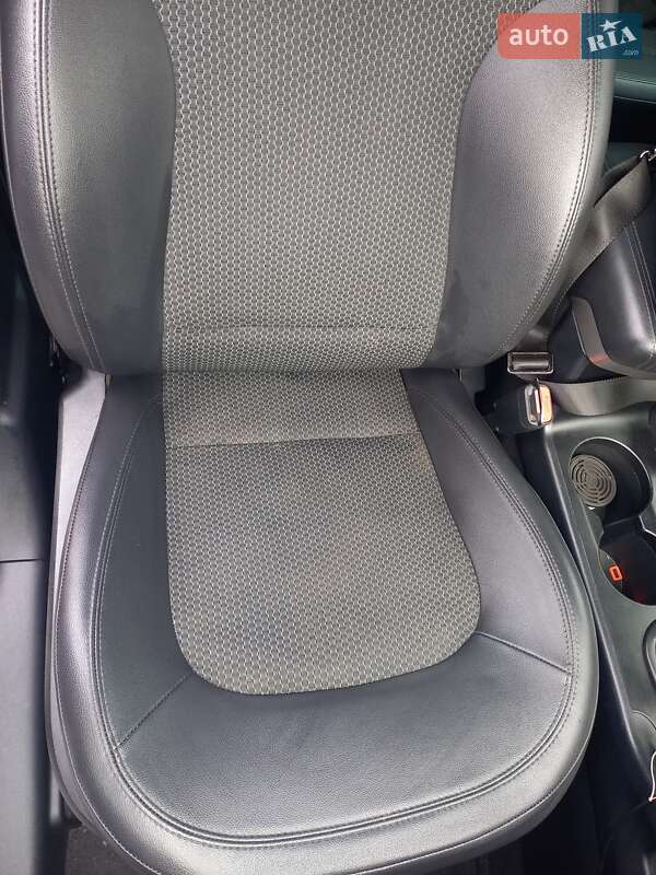 Внедорожник / Кроссовер Hyundai ix35 2010 в Конотопе