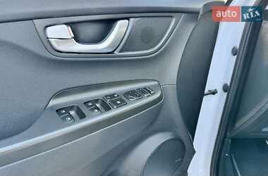 Внедорожник / Кроссовер Hyundai Kona Electric 2020 в 
