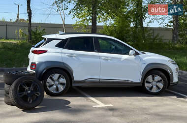 Внедорожник / Кроссовер Hyundai Kona Electric 2020 в 