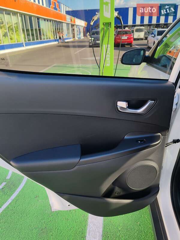 Внедорожник / Кроссовер Hyundai Kona 2023 в Черновцах