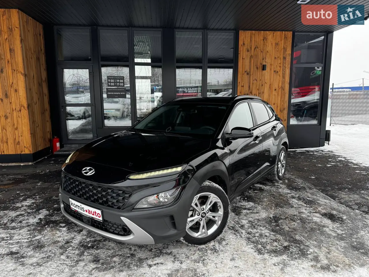 Авто в наявності! Автосалон працює кожен день без вихідних. Можливий обмін (Trade-in) Вашого авто на наше. Можливий продаж авто в лізинг за 25 658 грн./міс.

Hyundai Kona  сучасний, стильний та економний міський кросовер. Надійний бензиновий двигун 2.0, плавна робота автомата та комфортна підвіска. Чистий салон, гарний стан кузова, автомобіль без вкладень. Маневрений, безпечний і ідеальний для щоденних поїздок.

Комплекатція :
LED передні та задні фари
Камера заднього виду
Мультимедія
Apple CarPlay / Android Auto
Круїз-контроль
Клімат-контроль
Підігрів передніх сидінь
Датчики тиску в шинах
Легкосплавні диски

Запрошуємо на тест-драйв. Чесність та порядність гарантуємо! “КомісАвто” - це надійний партнер у виборі авто!
