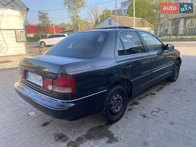 Седан Hyundai Lantra 1994 в Первомайске