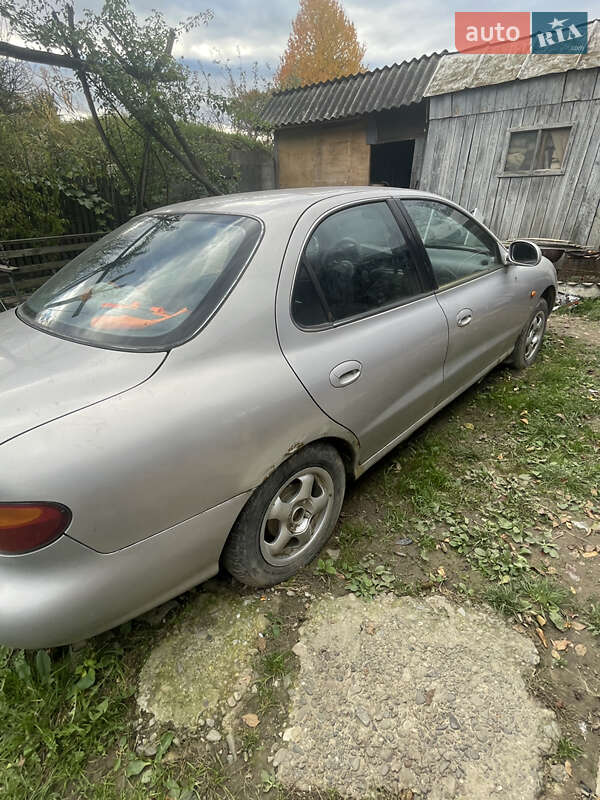 Седан Hyundai Lantra 1997 в Чернівцях