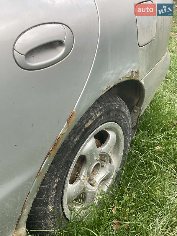 Седан Hyundai Lantra 1997 в Чернівцях