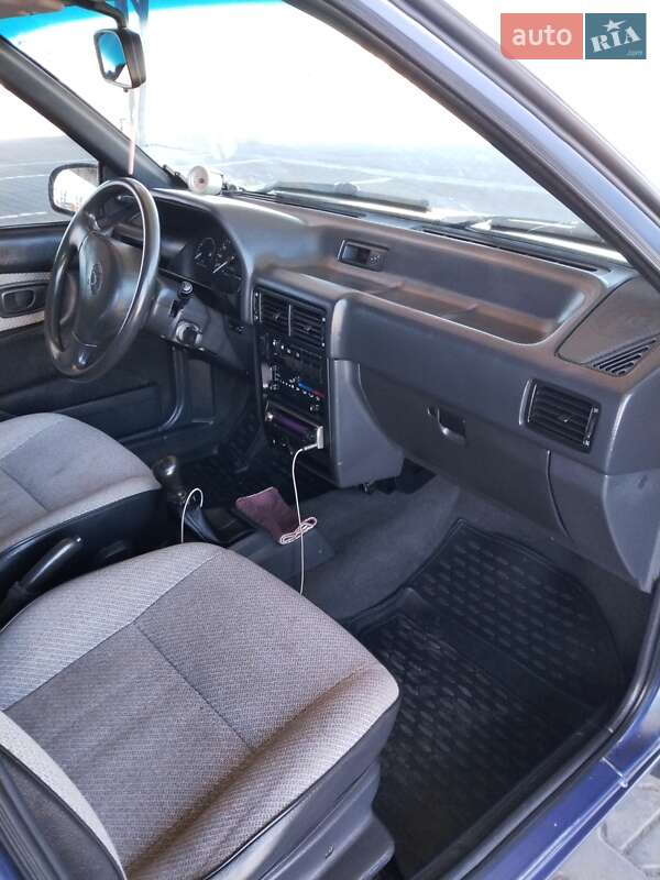 Седан Hyundai Pony 1993 в Корсунцях