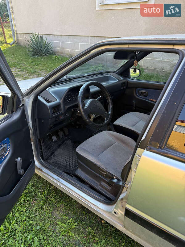 Седан Hyundai Pony 1992 в Львові