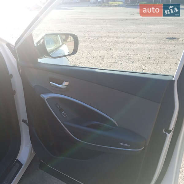 Позашляховик / Кросовер Hyundai Santa FE 2016 в Мені