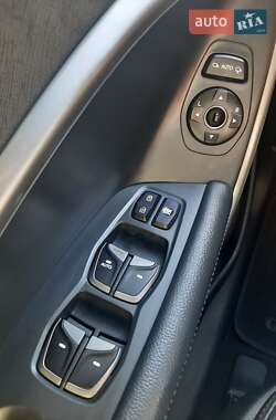 Внедорожник / Кроссовер Hyundai Santa FE 2013 в 
