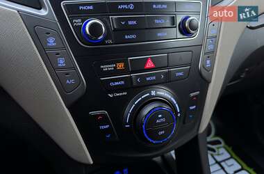 Внедорожник / Кроссовер Hyundai Santa FE 2015 в 