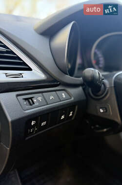 Внедорожник / Кроссовер Hyundai Santa FE 2013 в 