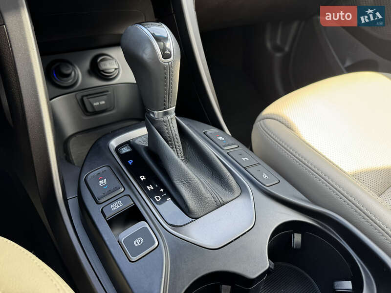Внедорожник / Кроссовер Hyundai Santa FE 2015 в Стрые