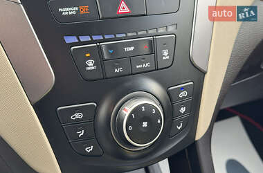 Внедорожник / Кроссовер Hyundai Santa FE 2015 в 