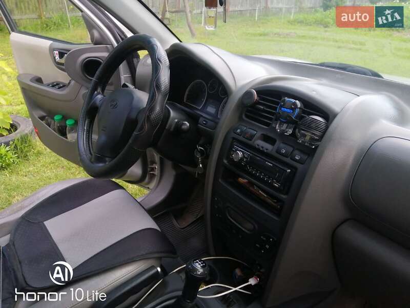 Позашляховик / Кросовер Hyundai Santa FE 2005 в Києві