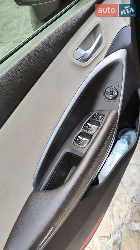 Внедорожник / Кроссовер Hyundai Santa FE 2016 в Киеве