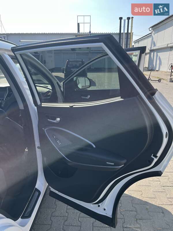 Позашляховик / Кросовер Hyundai Santa FE 2015 в Чернівцях