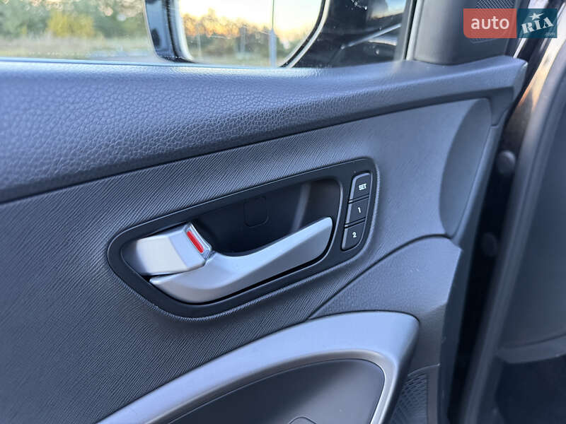 Внедорожник / Кроссовер Hyundai Santa FE 2015 в Радивилове