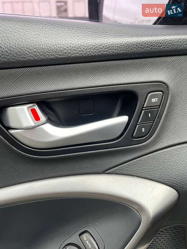 Внедорожник / Кроссовер Hyundai Santa FE 2016 в Киеве