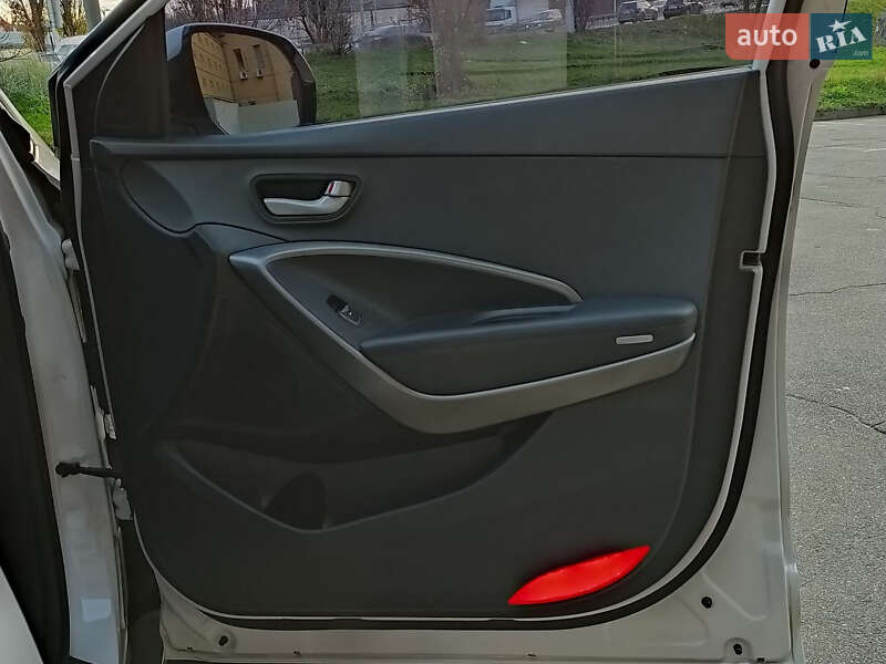 Внедорожник / Кроссовер Hyundai Santa FE 2016 в Киеве