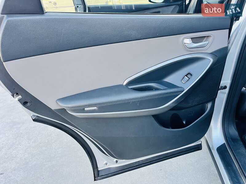 Внедорожник / Кроссовер Hyundai Santa FE 2016 в Киеве