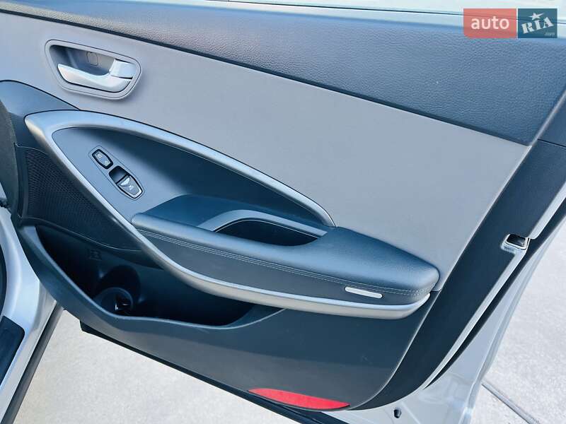 Внедорожник / Кроссовер Hyundai Santa FE 2016 в Киеве