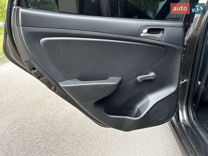 Седан Hyundai Solaris 2016 в Бобровице