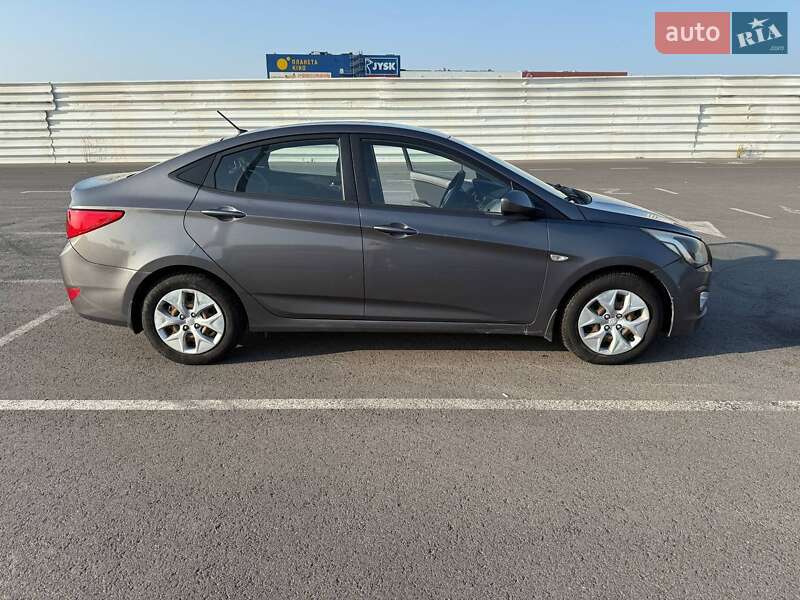 Седан Hyundai Solaris 2015 в Львове