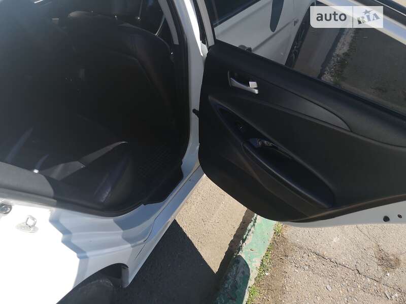 Седан Hyundai Sonata 2011 в Черноморске