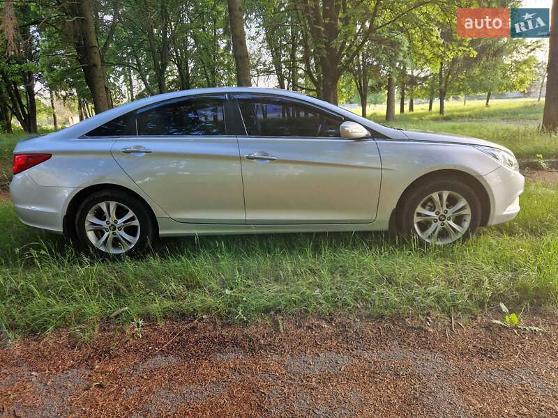Седан Hyundai Sonata 2010 в Ромнах