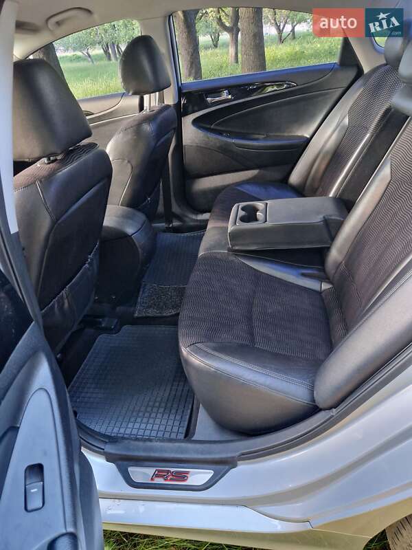 Седан Hyundai Sonata 2010 в Ромнах