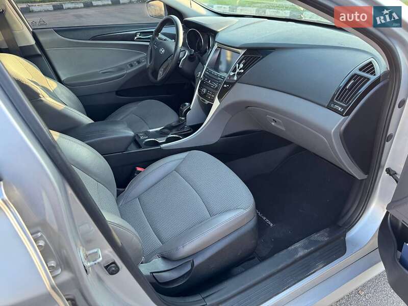 Седан Hyundai Sonata 2013 в Коростене