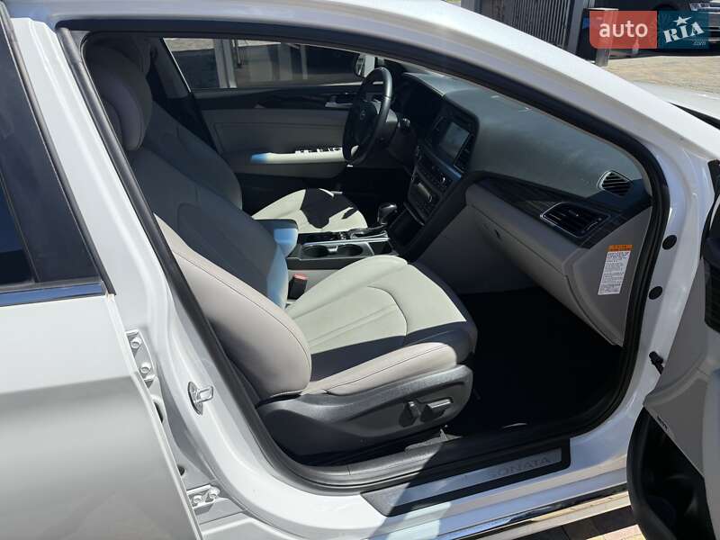 Седан Hyundai Sonata 2015 в Ужгороде