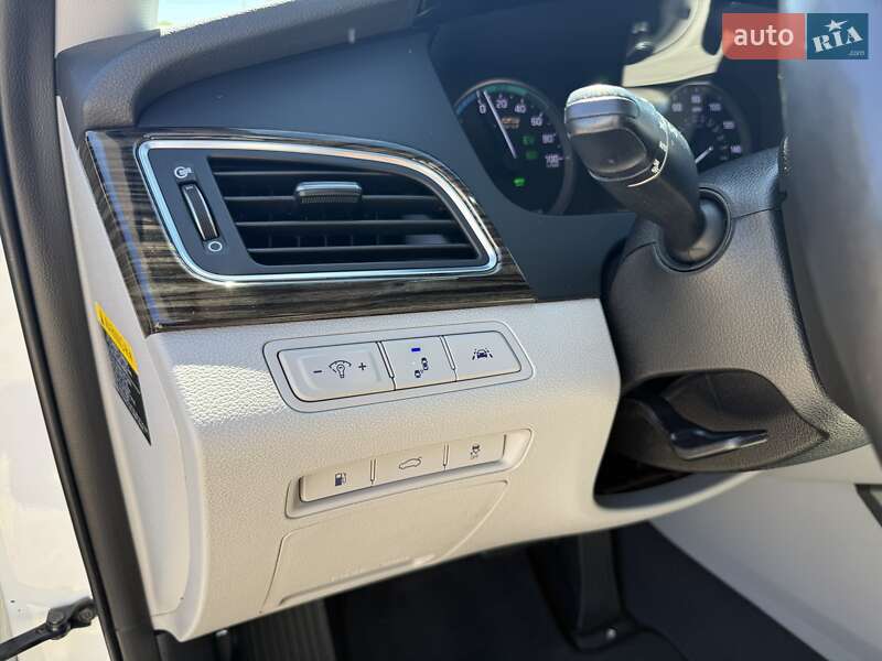 Седан Hyundai Sonata 2015 в Ужгороде