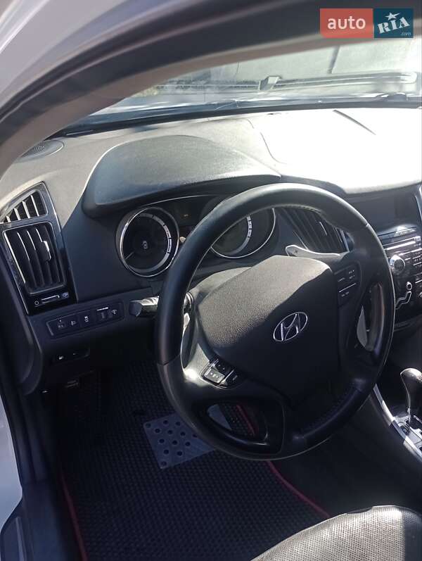 Седан Hyundai Sonata 2010 в Новоархангельске