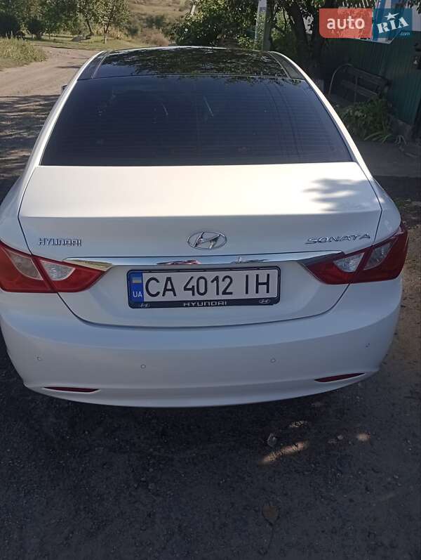 Седан Hyundai Sonata 2010 в Новоархангельске