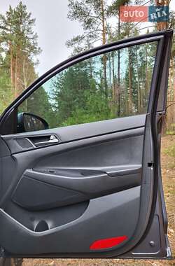 Внедорожник / Кроссовер Hyundai Tucson 2015 в 