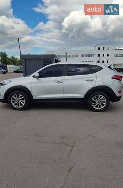 Внедорожник / Кроссовер Hyundai Tucson 2015 в 