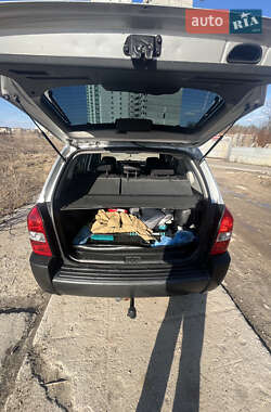 Внедорожник / Кроссовер Hyundai Tucson 2011 в 